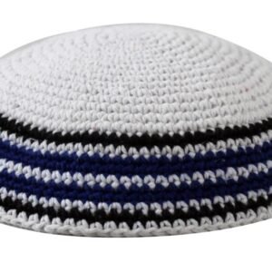 כיפה סרוגה 18 ס"מ לבן מסביב שחור כחול