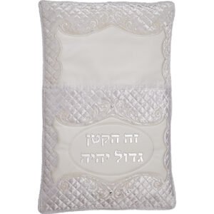 כרית מהודרת לברית דמוי עור עם אותיות בולטות 74X50 ס"מ