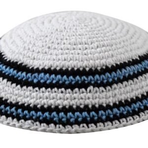 כיפה סרוגה 18 ס"מ לבנה מסביב שני פסים שחור ותכלת