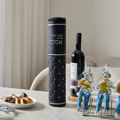 ליצן יושב מפוליריזן מוכסף עם רגלי בד מנגן בקלרינט