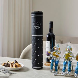 ליצן יושב מפוליריזן מוכסף עם רגלי בד מנגן בטרומבון