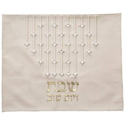 כיסוי חלה מהודר דמוי עור לבן עם ריקמה ואותיות בולטות 42x52 ס"מ