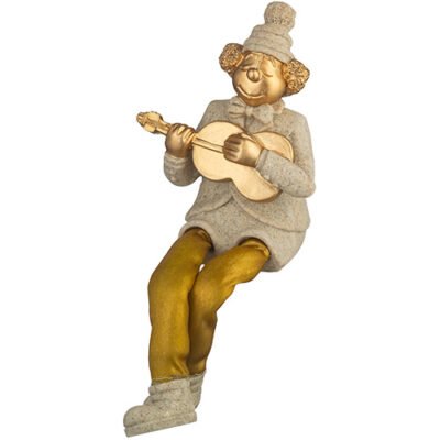 ליצן יושב מפוליריזן עם רגלי בד מנגן בגיטרה