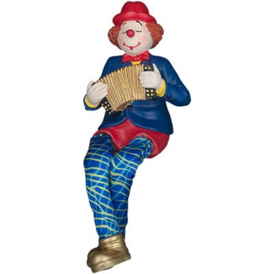 ליצן יושב מפוליריזן צבעוני עם רגלי בד כסף מנגן באקורדיון