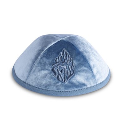 כיפה ארטמן קטיפה כחול בהיר רקמה שמע ישראל גודל 3