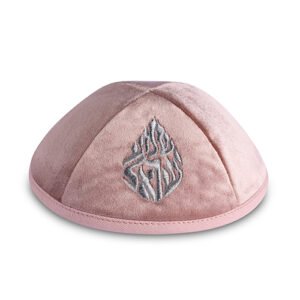 כיפה ארטמן קטיפה ורוד בהיר רקמה שמע ישראל גודל 3