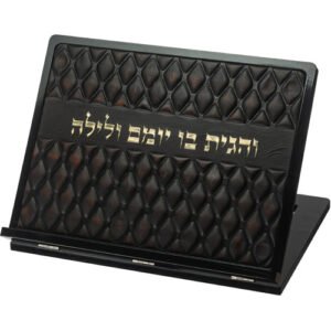 שטנדר מעץ עם פלקטה דמוי עור ואותיות בולטות 38x30 ס"מ