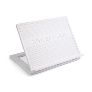 שטנדר מעץ לבן עם פלקטה דמוי עור ואותיות בולטות 38x30 ס"מ