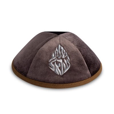 כיפה ארטמן קטיפה חום רקמה שמע ישראל גודל 3