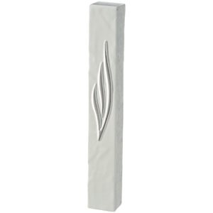 מזוזה "פולימר בטון" שיש גס לבן ש ציפוי כסף 15סמ