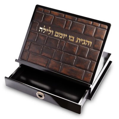 שטנדר מעץ עם פלקטה דמוי עור וומגירה 38x30 ס"מ